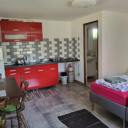 Forrás Vendégház Apartamento Tata Exterior foto