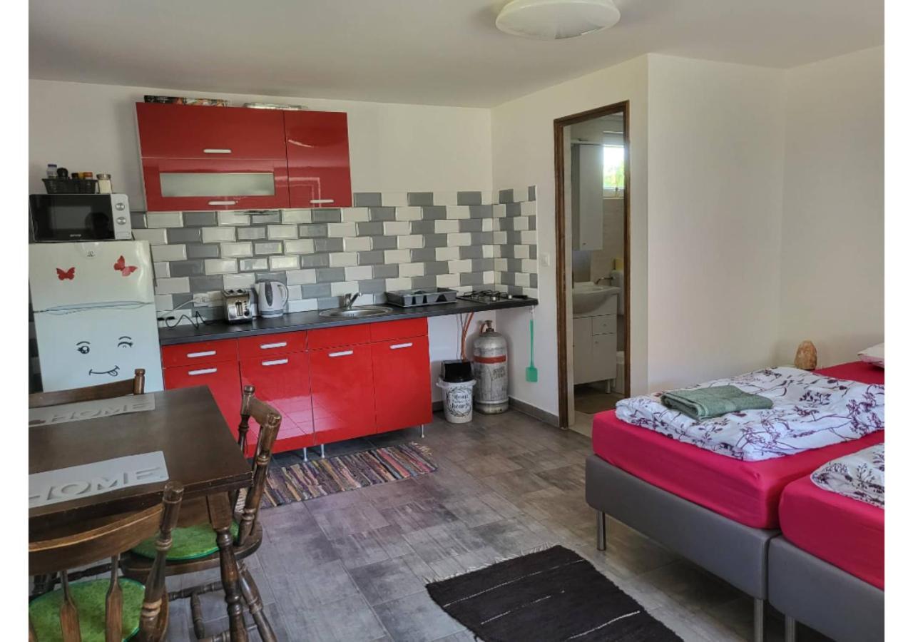 Forrás Vendégház Apartamento Tata Exterior foto